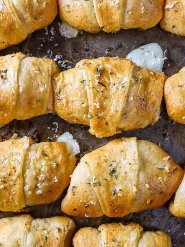 Easy Cheese Stuffed Garlic-Butter Crescent Rolls