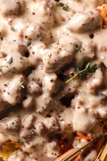 sausage gravy on chicken biscuits