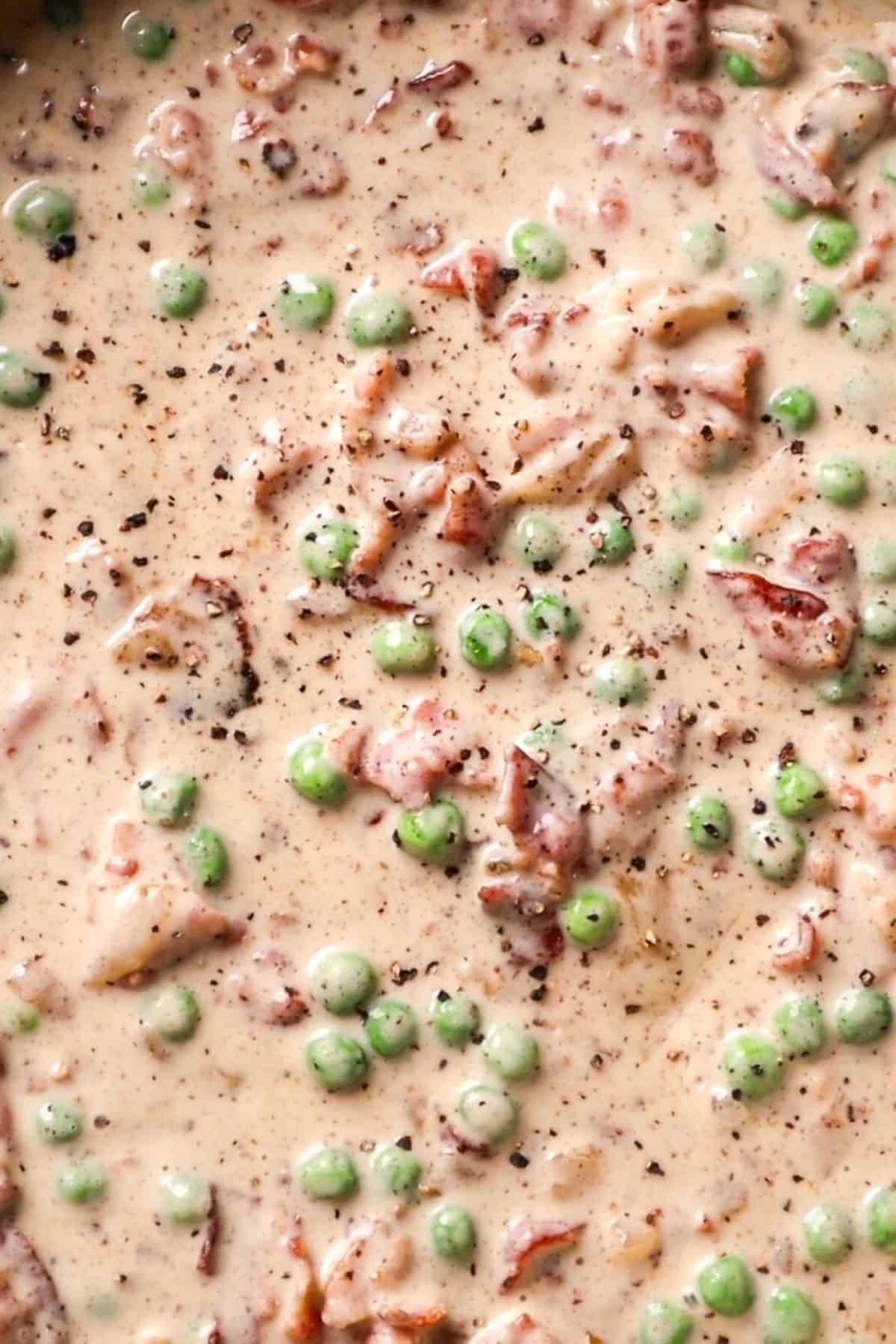 carbonara pasta sauce with bacon and peas