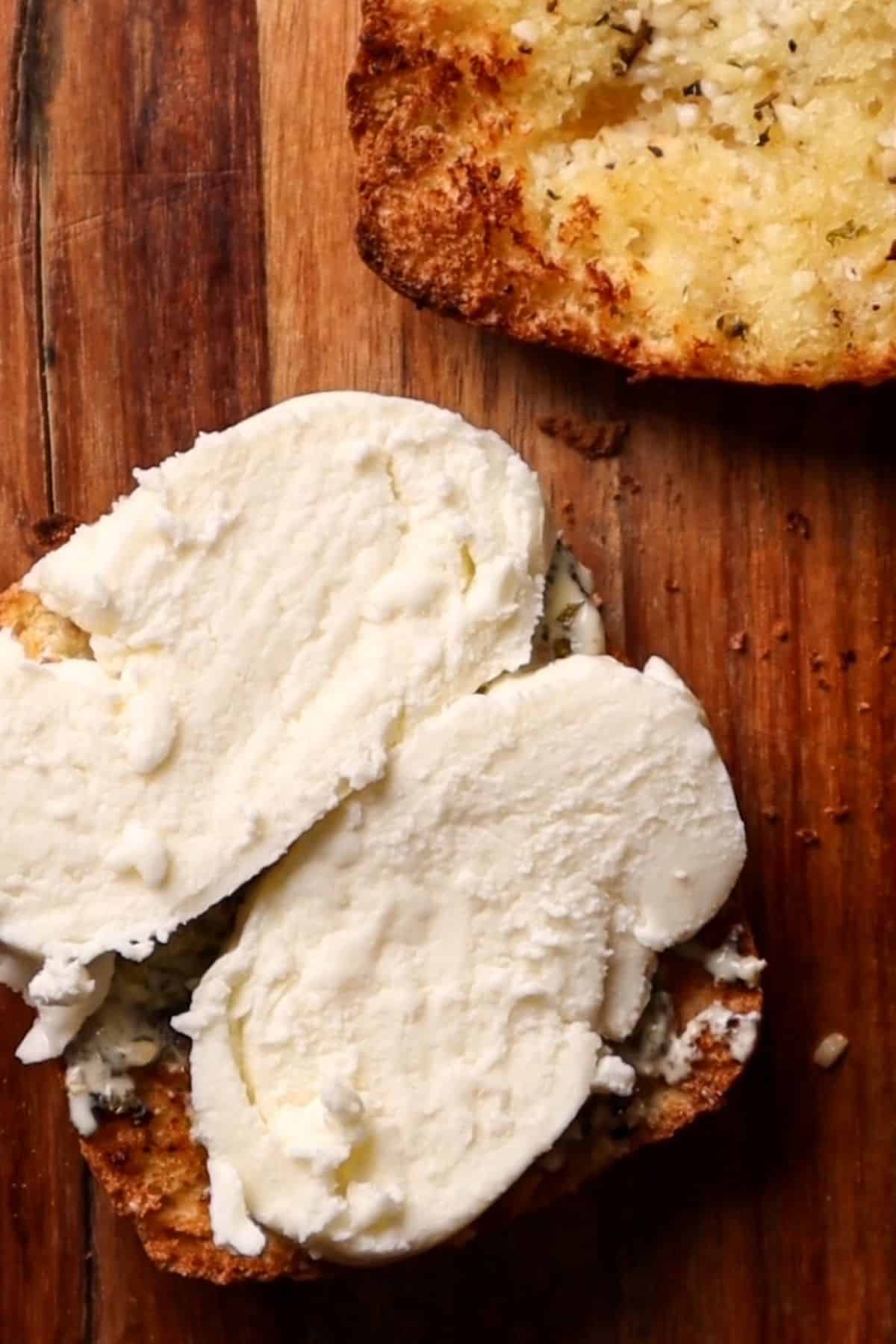garlic butter toasted bread with mozzarella