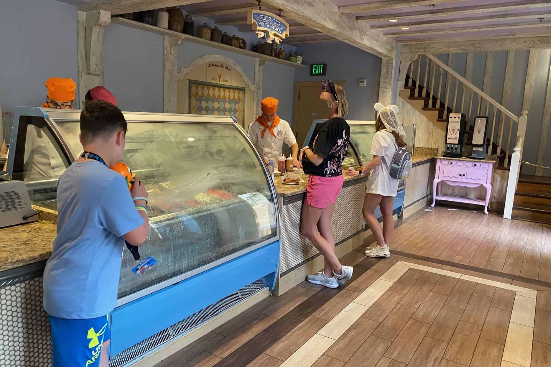 L'Artisan des Glaces interior ice cream counter