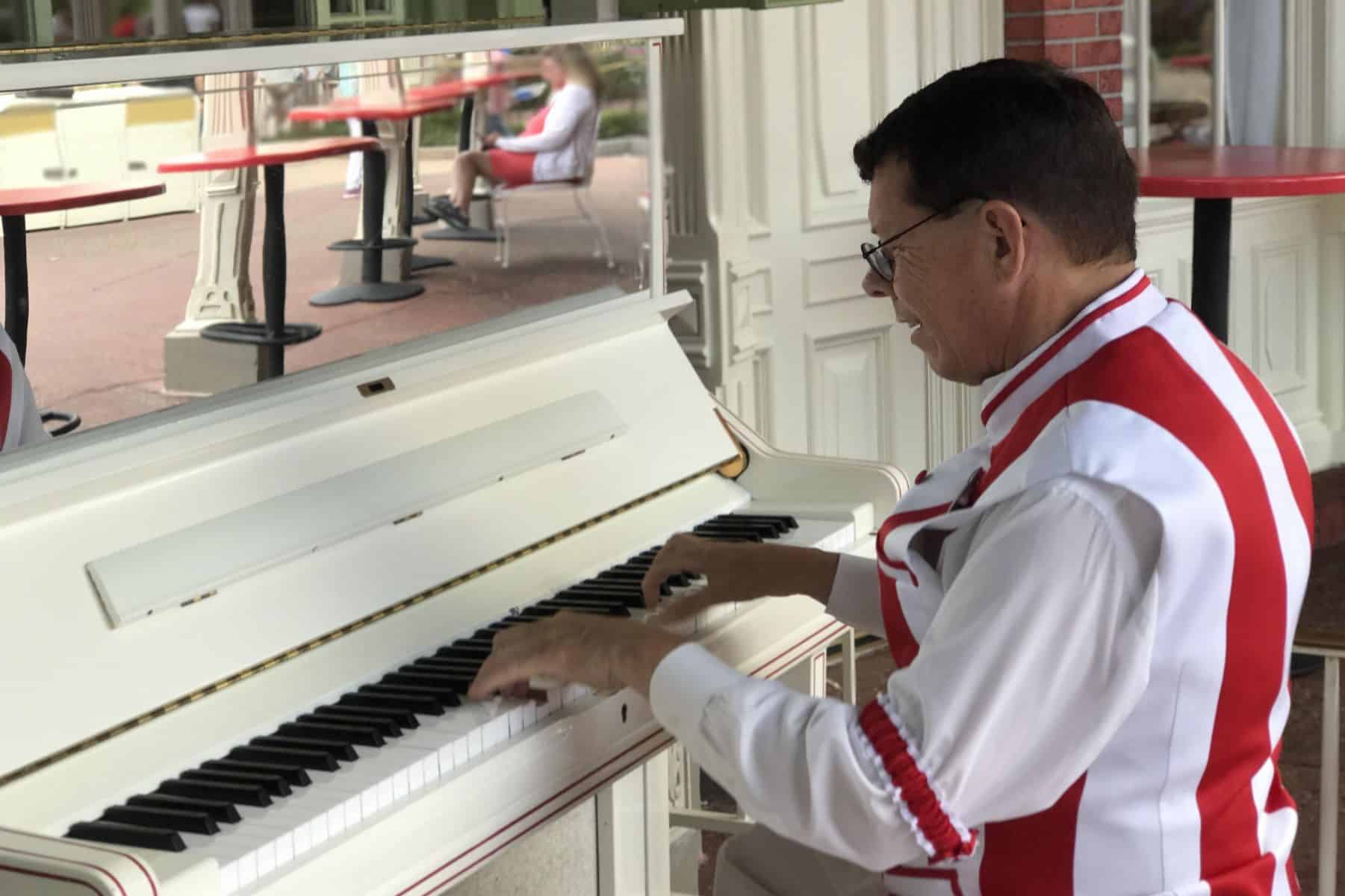 caseys corner pianist