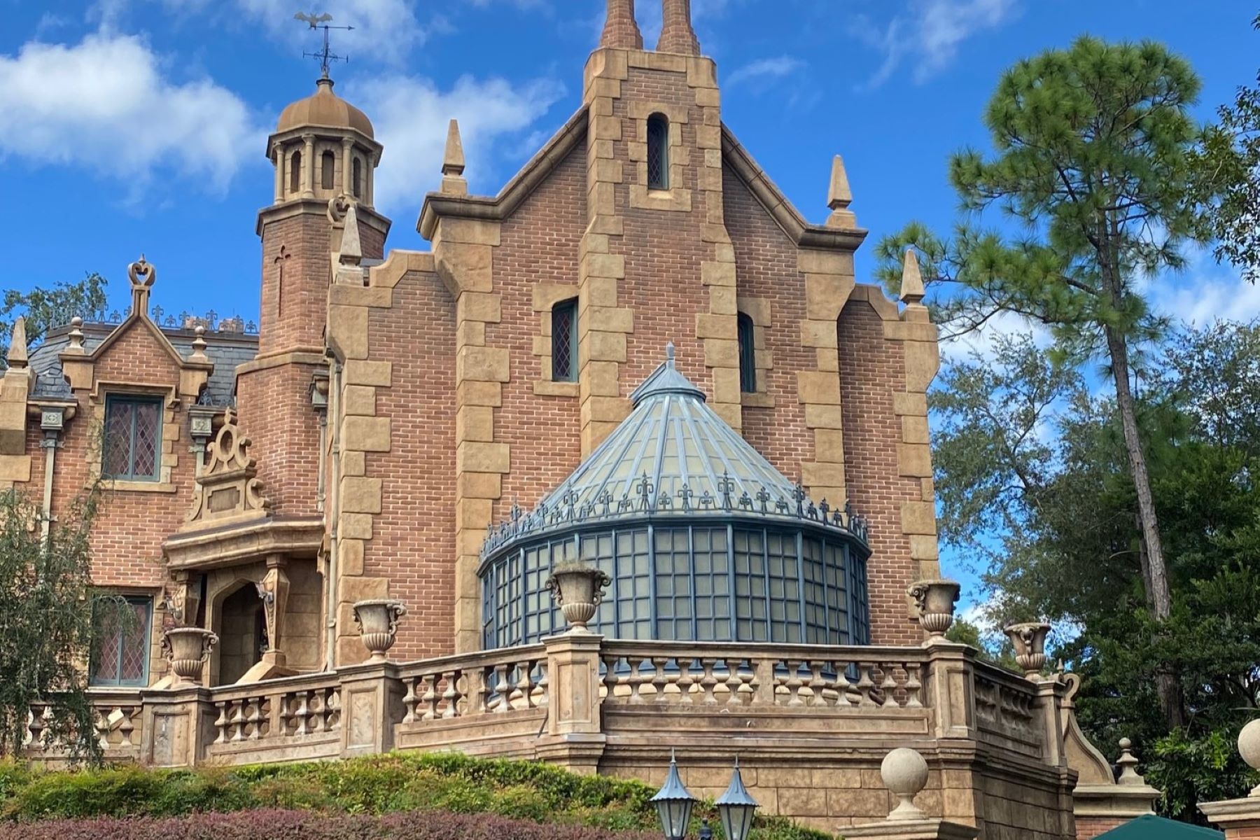 the haunted mansion magic kingdom ront view